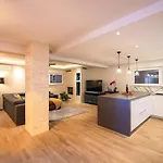 Deja Blue- Free Garage Parking شقة زادار