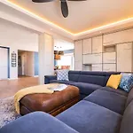 Deja Blue- Free Garage Parking زادار