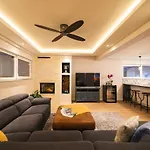 Deja Blue- Free Garage Parking *