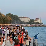 Deja Blue- Free Garage Parking *