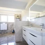 Deja Blue- Free Garage Parking 아파트 *