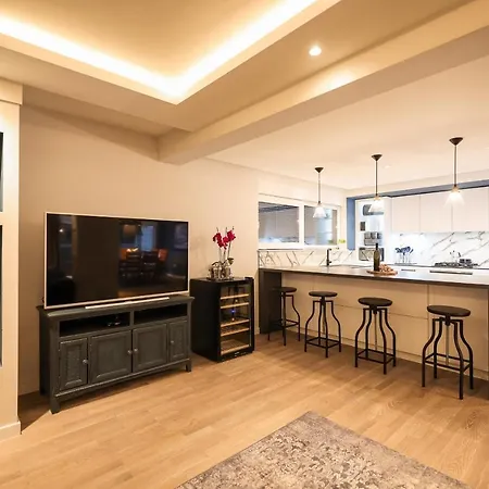 Deja Blue- Free Garage Parking *