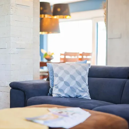 Deja Blue- Free Garage Parking *