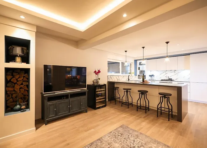 Deja Blue- Free Garage Parking *