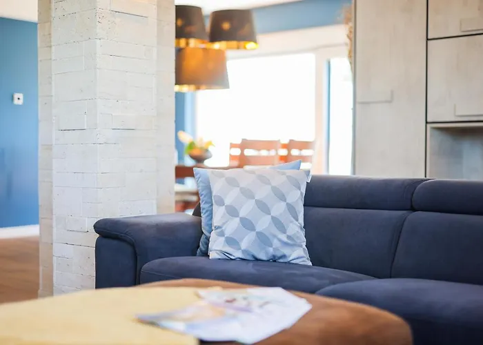 Deja Blue- Free Garage Parking *