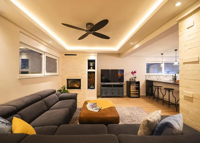 Deja Blue- Free Garage Parking *