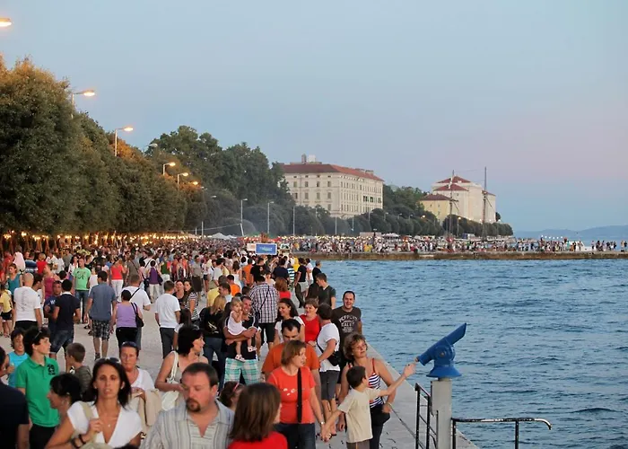 Deja Blue- Free Garage Parking *