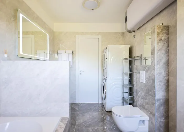 Deja Blue- Free Garage Parking Apartment *