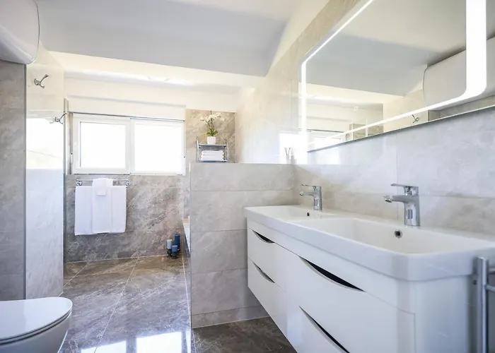 Deja Blue- Free Garage Parking Apartment *