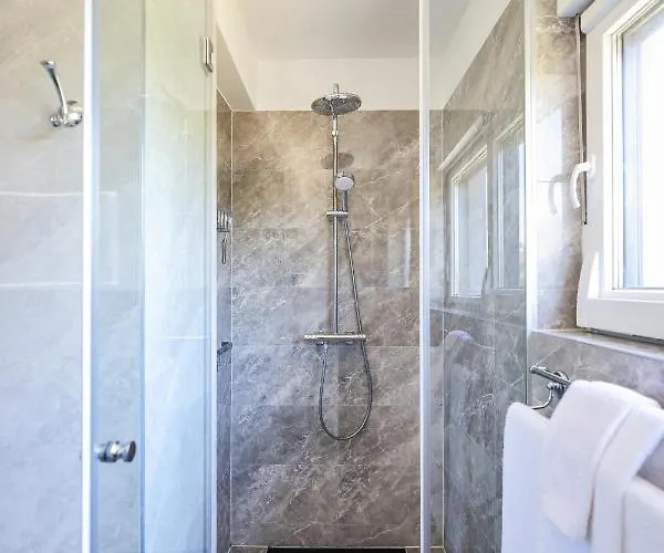 Deja Blue- Free Garage Parking Apartment